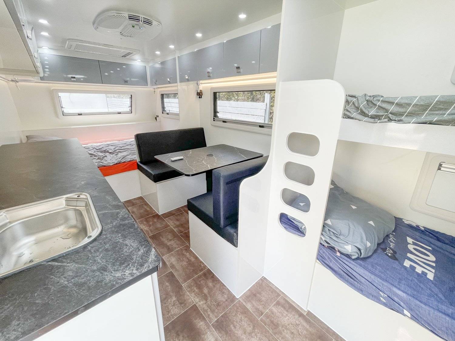 浪高長岸 - 大嶼山長沙沙灘水上活動及Glamping體驗 【浪高長岸】水上活動券連豪華型露營車代用體驗 (4人) 2