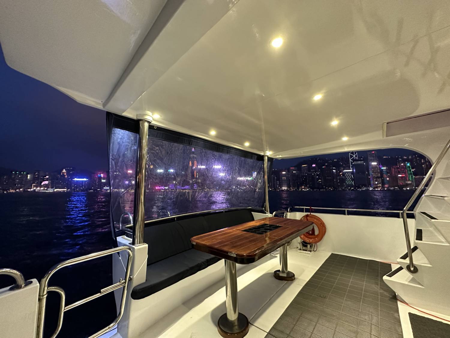 Holimood HK 【中環/觀塘】維港夜遊x夜釣墨魚團｜西式遊艇｜無限暢享小食飲品｜專業領隊 2026 14