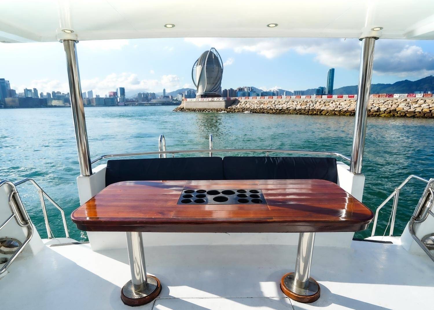 Holimood HK 【中環/觀塘】維港夜遊x夜釣墨魚團｜西式遊艇｜無限暢享小食飲品｜專業領隊 2026 12