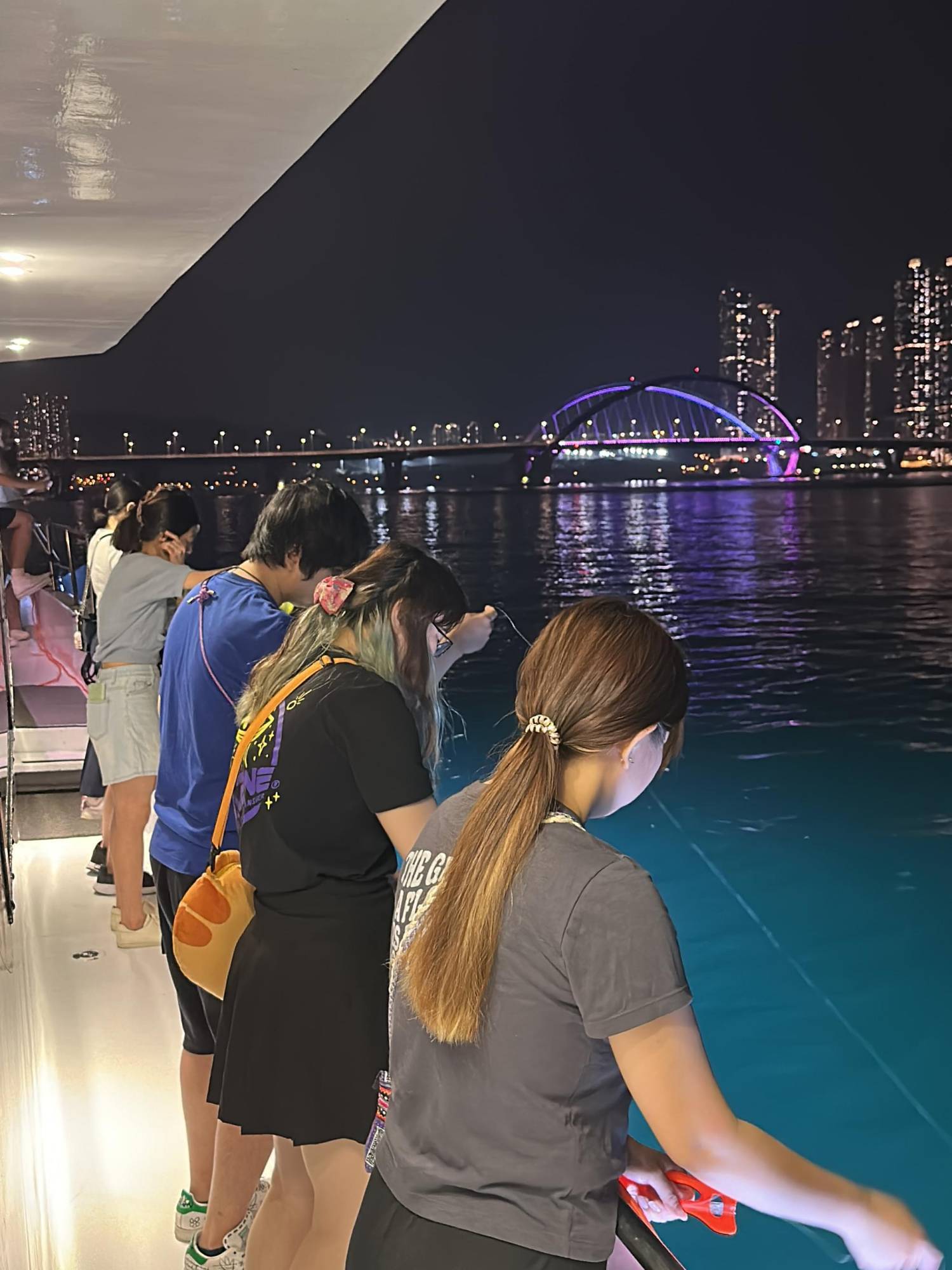 Holimood HK 【中環/觀塘】維港夜遊x夜釣墨魚團｜西式遊艇｜無限暢享小食飲品｜專業領隊 2026 7