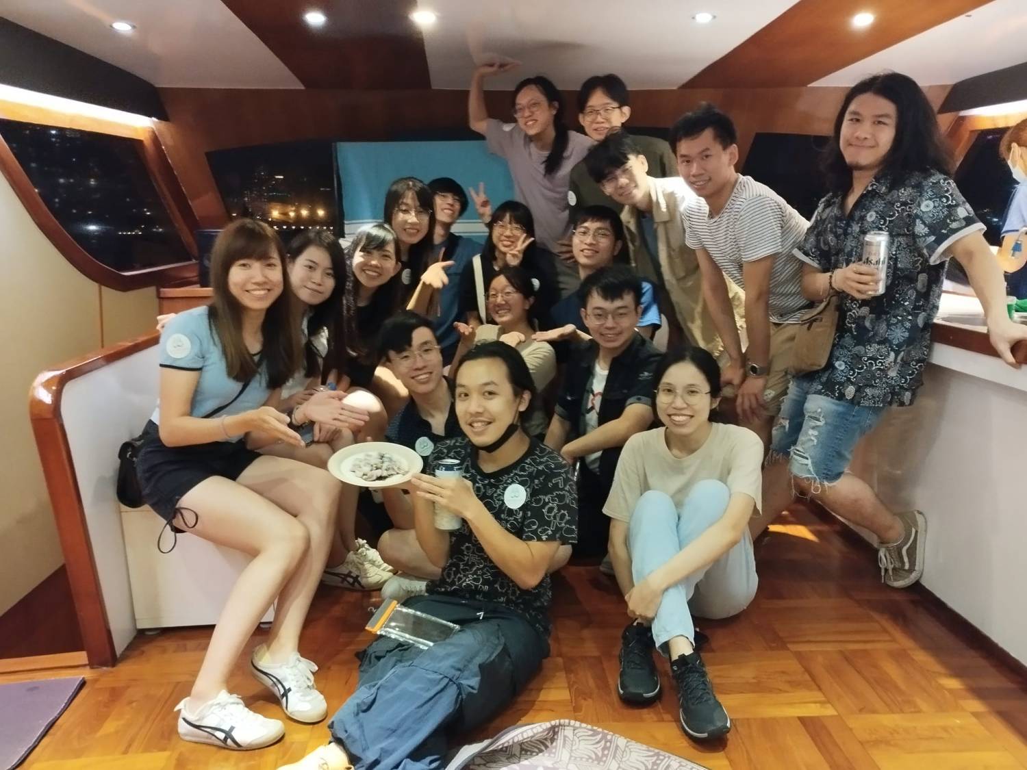 Holimood HK 【中環/觀塘】維港夜遊x夜釣墨魚團｜西式遊艇｜無限暢享小食飲品｜專業領隊 2026 11