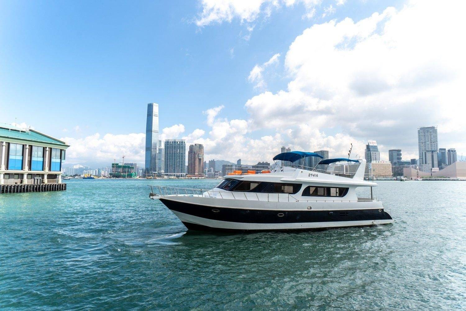 Holimood HK 【中環/觀塘】維港夜遊x夜釣墨魚團｜西式遊艇｜無限暢享小食飲品｜專業領隊 2026 2